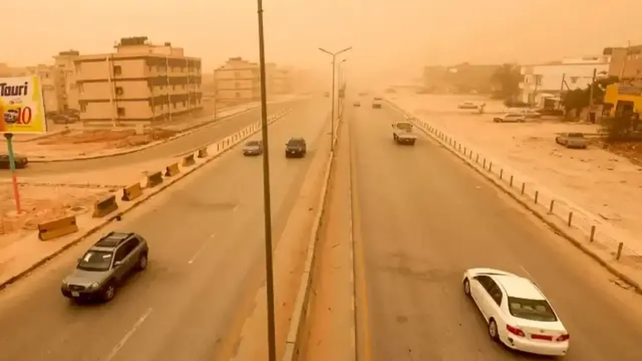 إيقاف الطيران.. عاصفة رملية عنيفة تفرض حظر التجول شرق وجنوب ليبيا